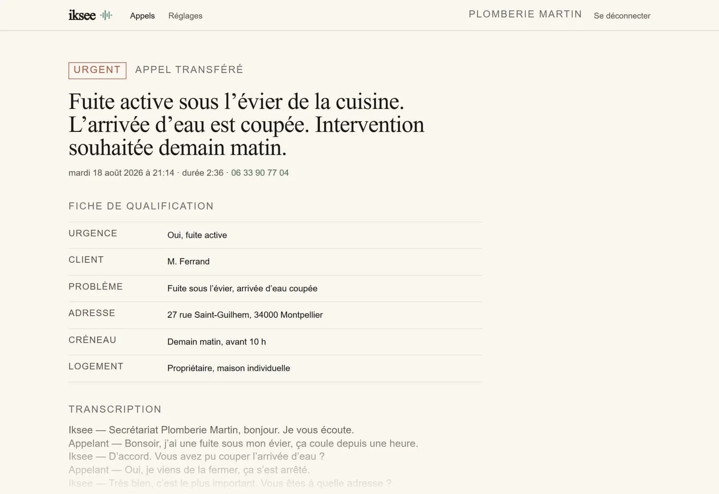 Fiche d’un appel dans la console Iksee : l’urgence, le nom du client, le problème, l’adresse, le créneau souhaité, puis la transcription complète de la conversation.