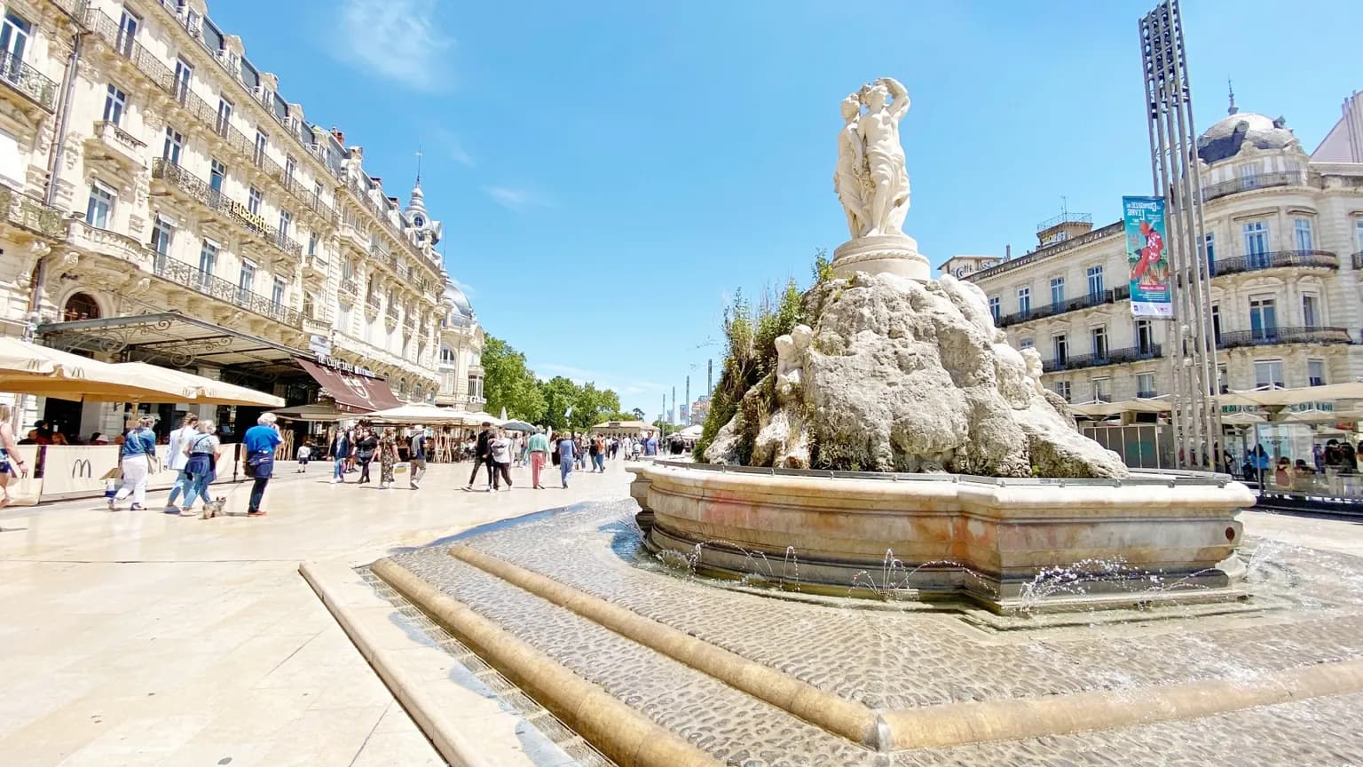 La fontaine des Trois Grâces et la place de la Comédie, à Montpellier, un après-midi d’été